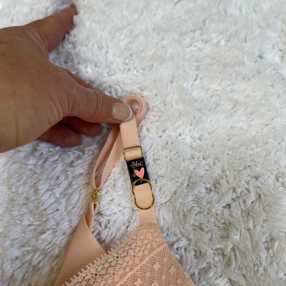 Victoria's Secret Incredible Nude Lace Bra - Picture 3 of 3